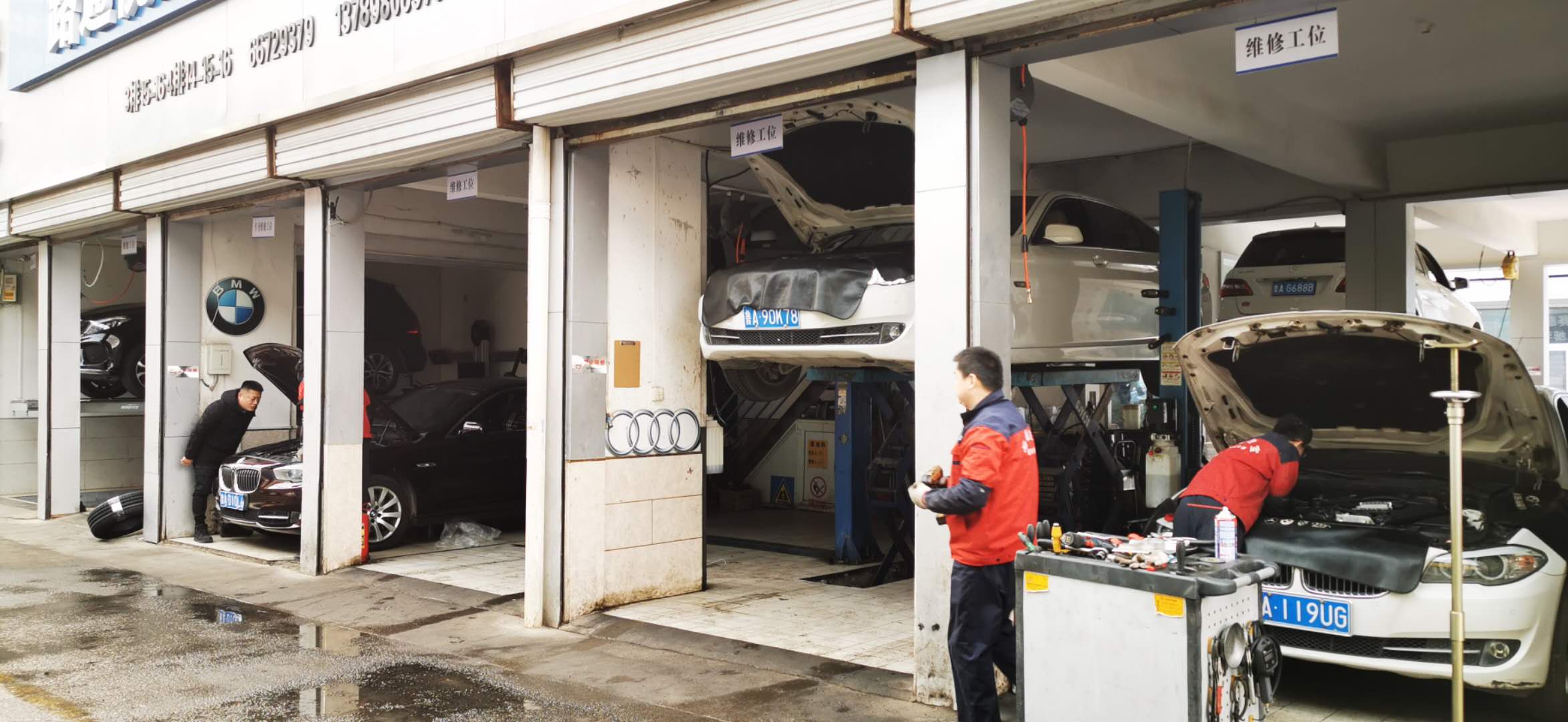 給汽車加油時(shí)不要讓機(jī)油溢出來(lái)！
